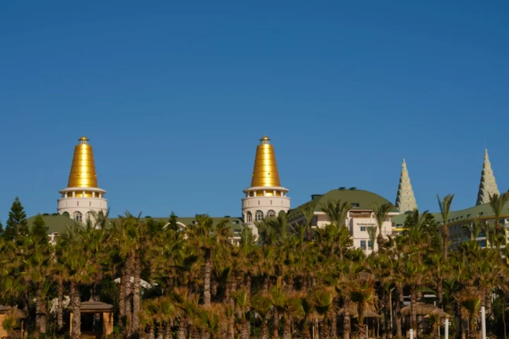 Hôtel club Rhodes ou location : quelle base choisir avec des enfants ?