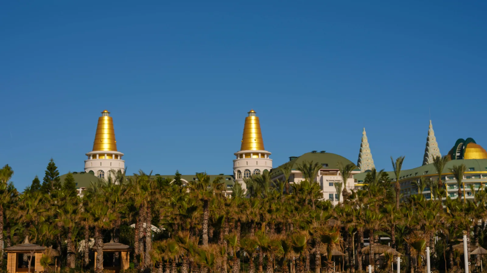 Hôtel club Rhodes ou location : quelle base choisir avec des enfants ?
