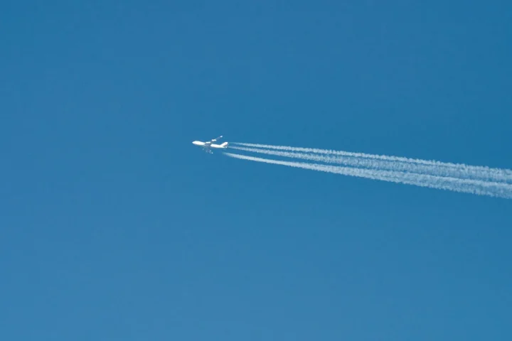 Avec des enfants, quelques décisions changent vraiment le voyage en avion