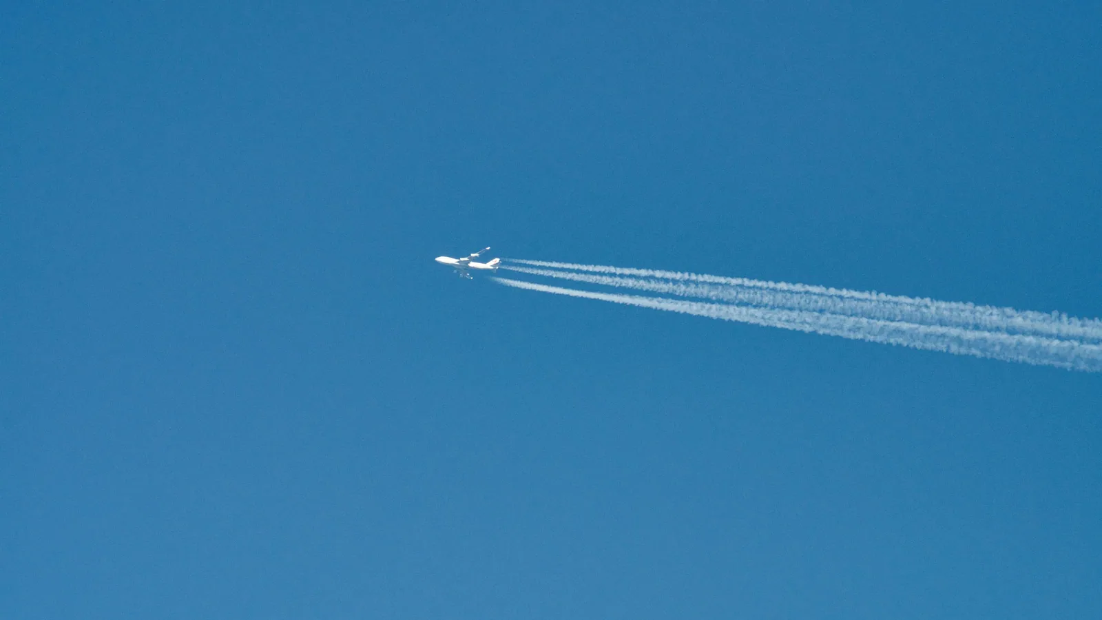 Avec des enfants, quelques décisions changent vraiment le voyage en avion