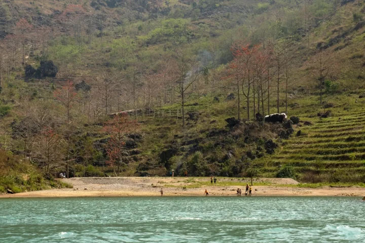 Une baignade en rivière avec des enfants se prépare avant de se mettre à l’eau