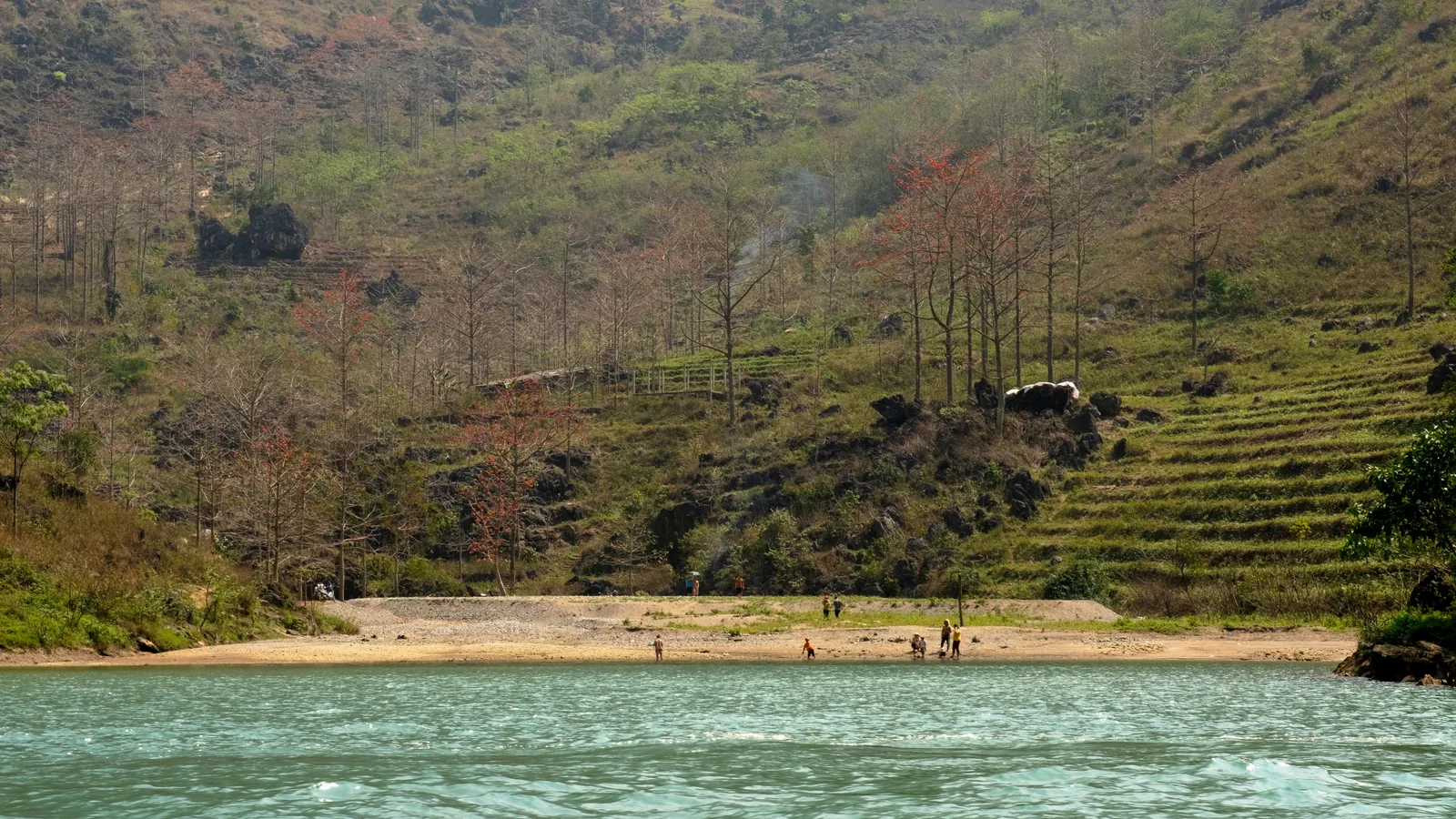 Une baignade en rivière avec des enfants se prépare avant de se mettre à l’eau