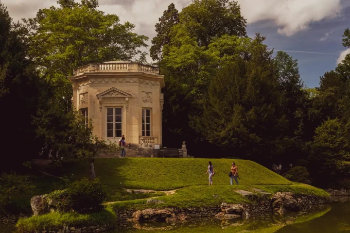 Avec un petit budget en famille, la destination doit rester tenable sur place