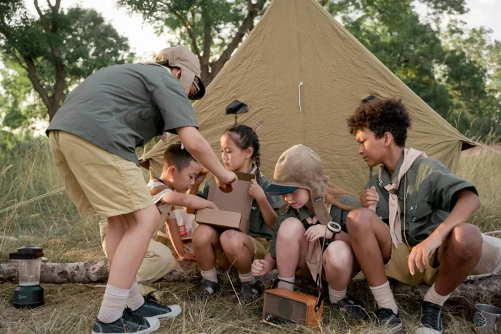 Le camping en famille commence vraiment par une première nuit réaliste