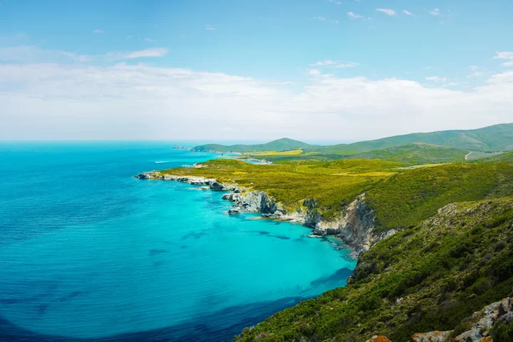 En Corse en famille, plages et routes se choisissent avec le même soin