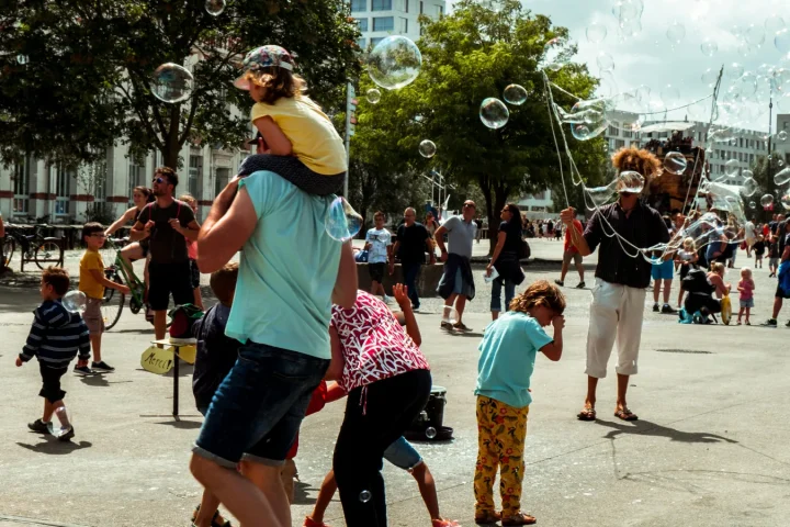 La culture en voyage passe mieux avec les enfants quand on choisit moins de visites