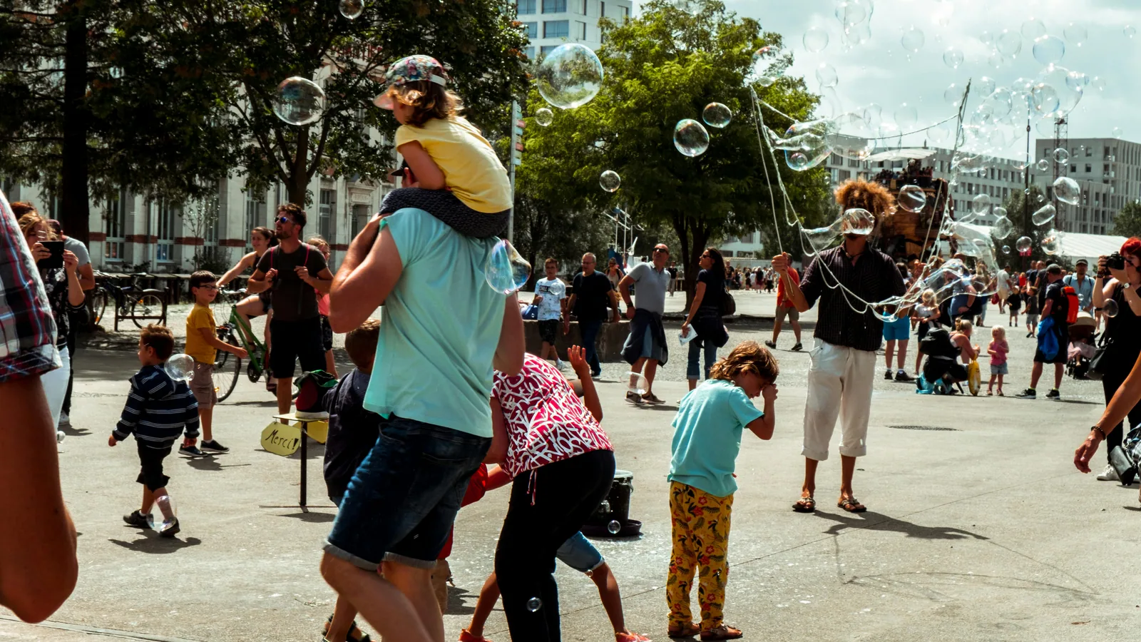 La culture en voyage passe mieux avec les enfants quand on choisit moins de visites