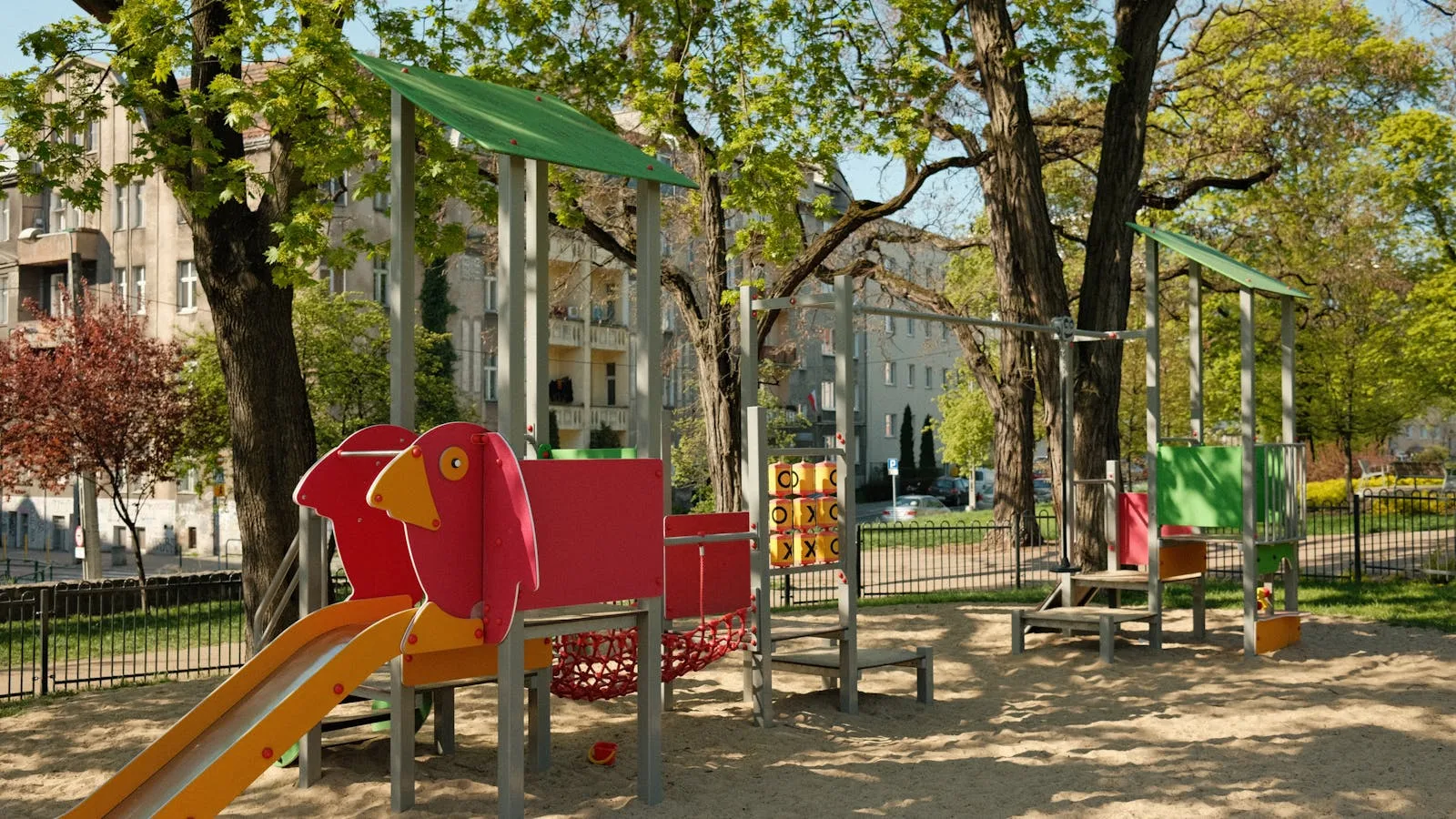 Trouver une aire de jeux autour de soi : outils et bons réflexes en voyage avec enfants