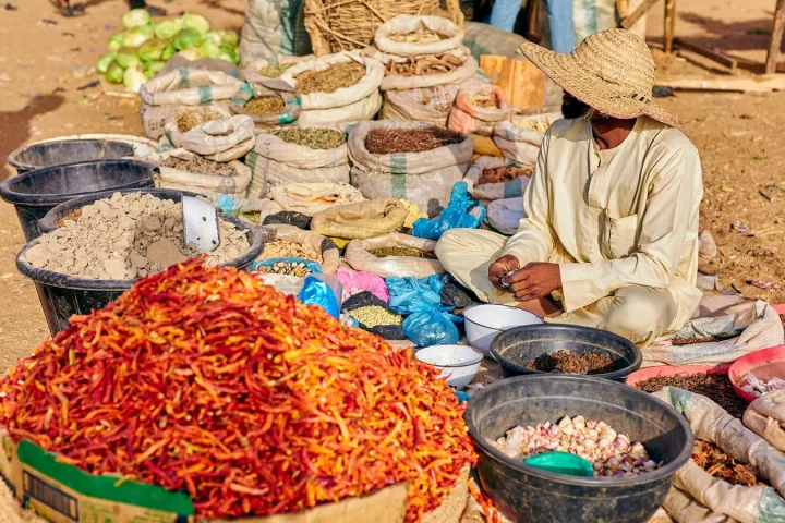 Un marché local avec enfants se réussit mieux tôt, court et gourmand