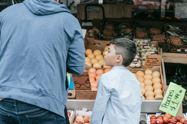Les marchés locaux en famille peuvent devenir une vraie sortie si l’on choisit le bon moment