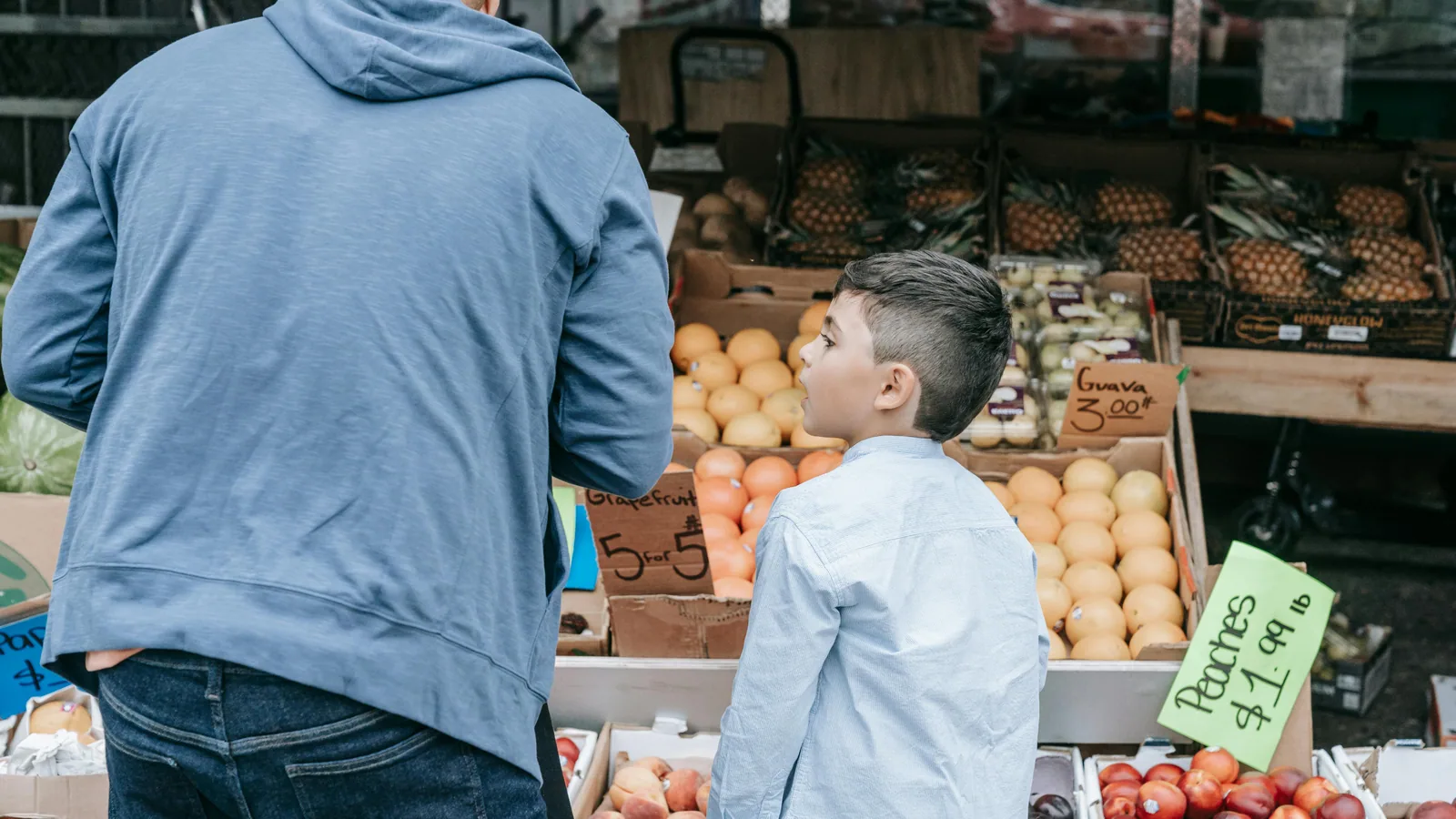 Les marchés locaux en famille peuvent devenir une vraie sortie si l’on choisit le bon moment