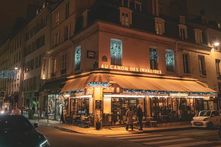 Au restaurant en voyage avec des enfants, le bon horaire change souvent tout