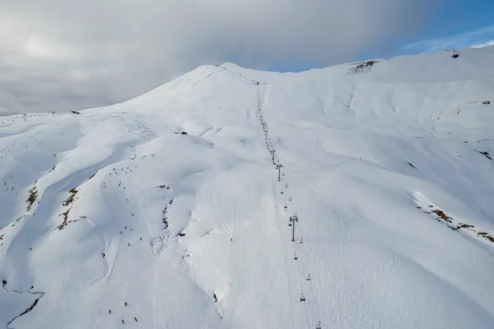 Choisir une station de ski en famille demande de regarder au-delà du domaine