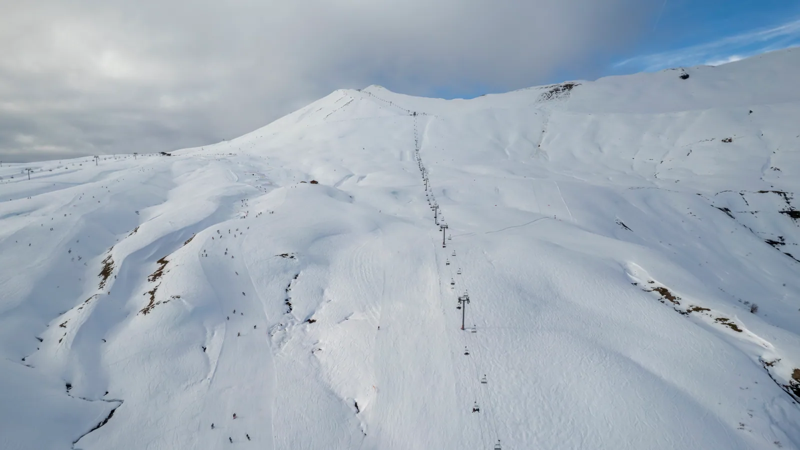 Choisir une station de ski en famille demande de regarder au-delà du domaine