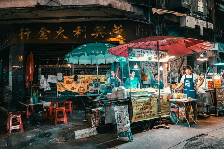 Street food en Asie avec enfants : comment goûter local sans compliquer les repas ?