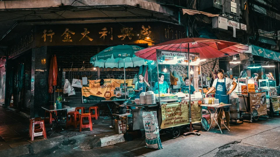 Street food en Asie avec enfants : comment goûter local sans compliquer les repas ?