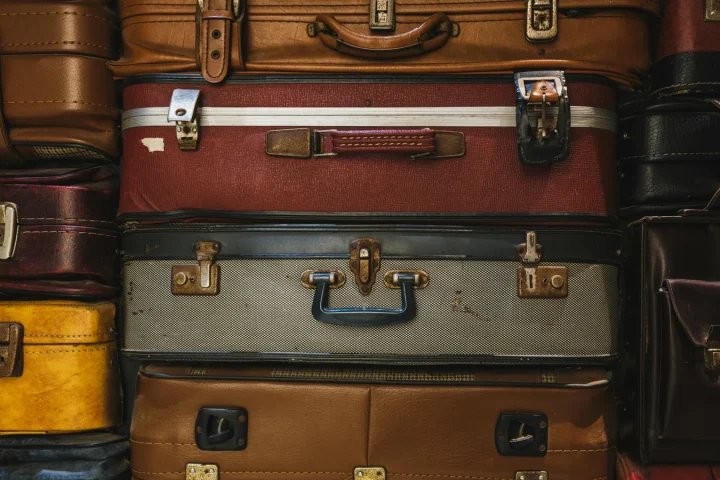 La valise d’un enfant en voyage doit aider sans charger toute la famille