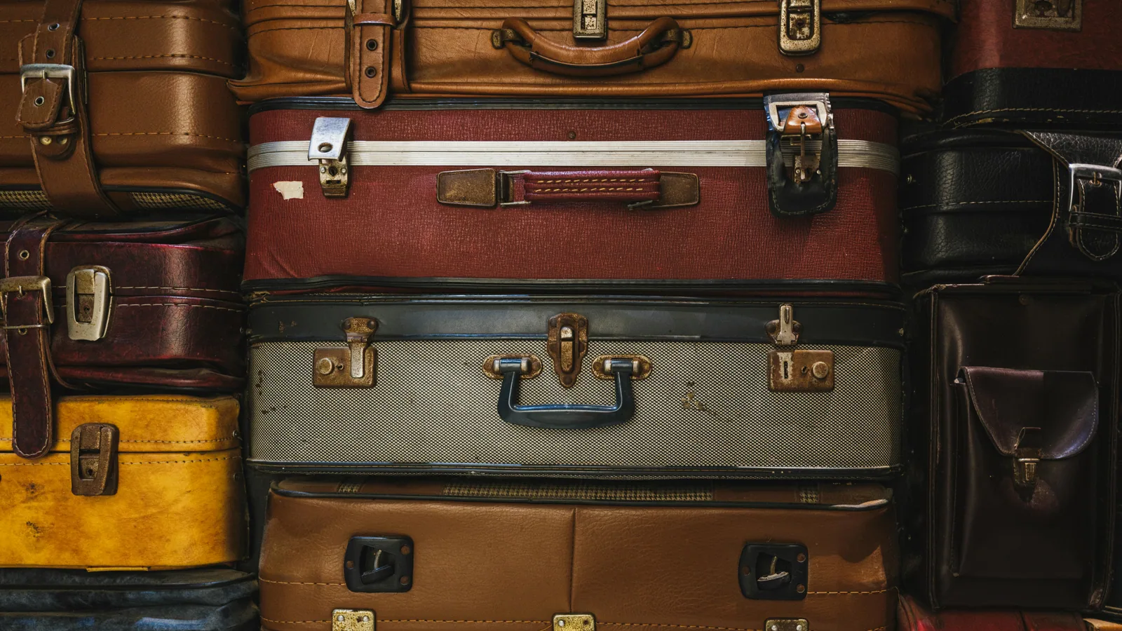 La valise d’un enfant en voyage doit aider sans charger toute la famille