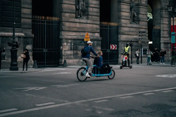 Vélo en famille pendant les vacances : les vrais choix à faire avant de partir