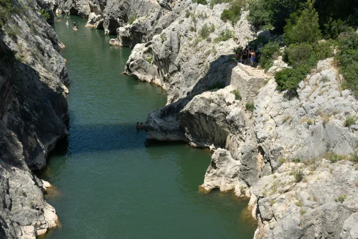 Voyage canicule en famille : comment s&rsquo;organiser sans transformer les vacances en épreuve