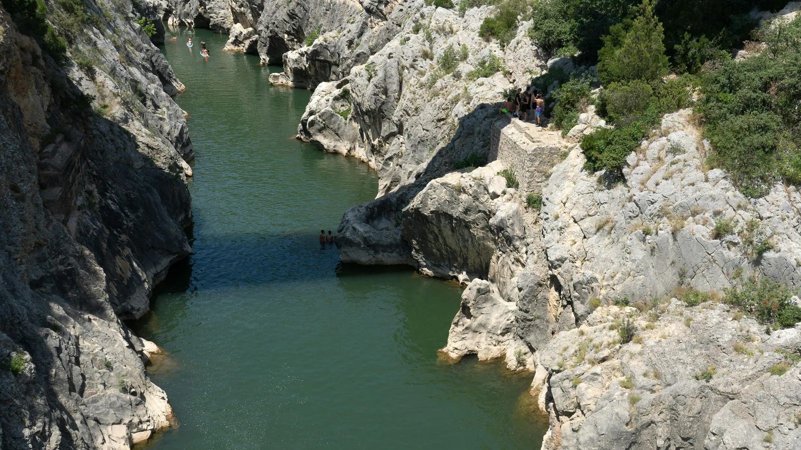 Voyage canicule en famille : comment s&rsquo;organiser sans transformer les vacances en épreuve