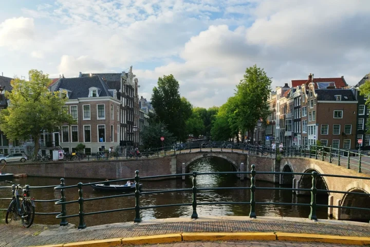 Profiter des canaux d’Amsterdam sans transformer le séjour en marathon