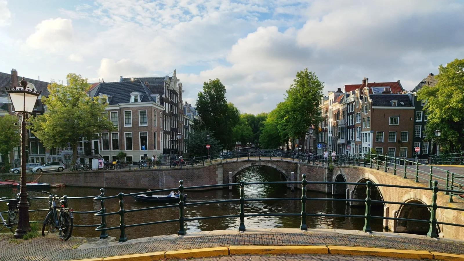 Profiter des canaux d’Amsterdam sans transformer le séjour en marathon