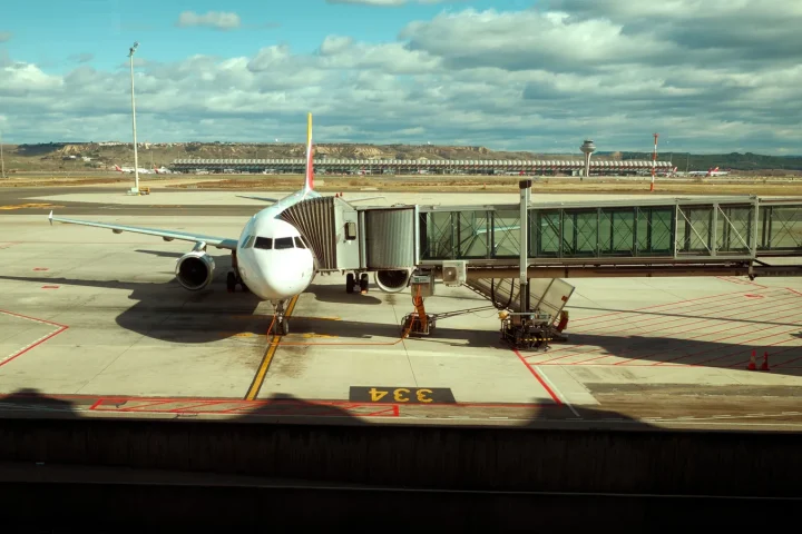 Long-courrier avec un bébé : ce qu&rsquo;on prépare vraiment, ce qu&rsquo;on improvise, ce qu&rsquo;on regrette