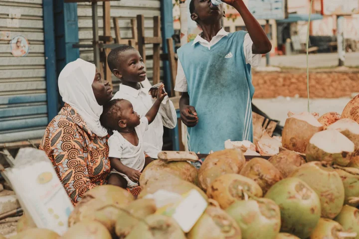 Emmener les enfants au marché local : une activité simple qui peut marquer le voyage