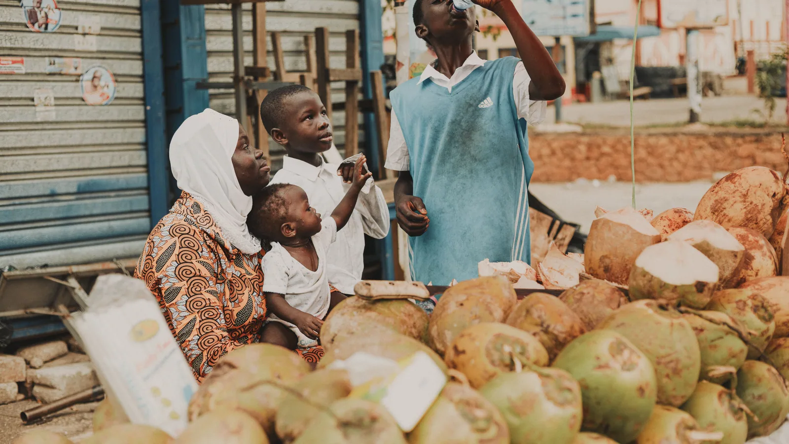 Emmener les enfants au marché local : une activité simple qui peut marquer le voyage