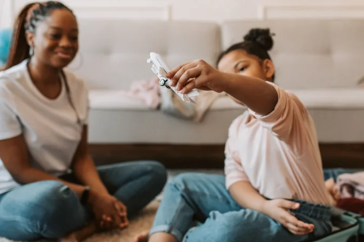 Ce qu&rsquo;on emporte vraiment à manger pour les enfants en avion — et ce qu&rsquo;on laisse au sol