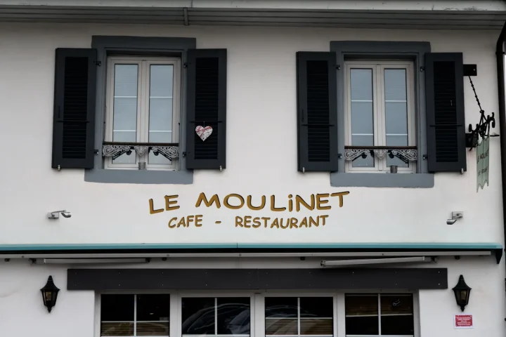 Manger au restaurant en voyage avec des enfants : les petits réflexes qui changent vraiment l&rsquo;ambiance