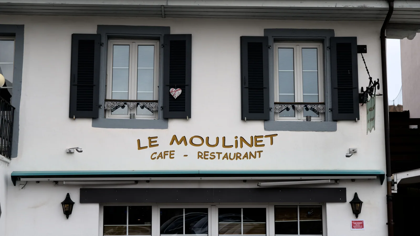Manger au restaurant en voyage avec des enfants : les petits réflexes qui changent vraiment l&rsquo;ambiance