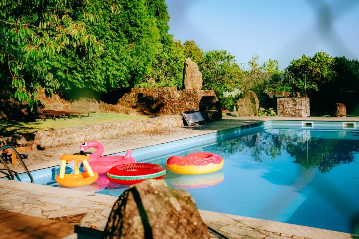 Piscine en vacances avec des enfants : ce qu&rsquo;on vérifie dès l&rsquo;arrivée pour ne rien laisser au hasard