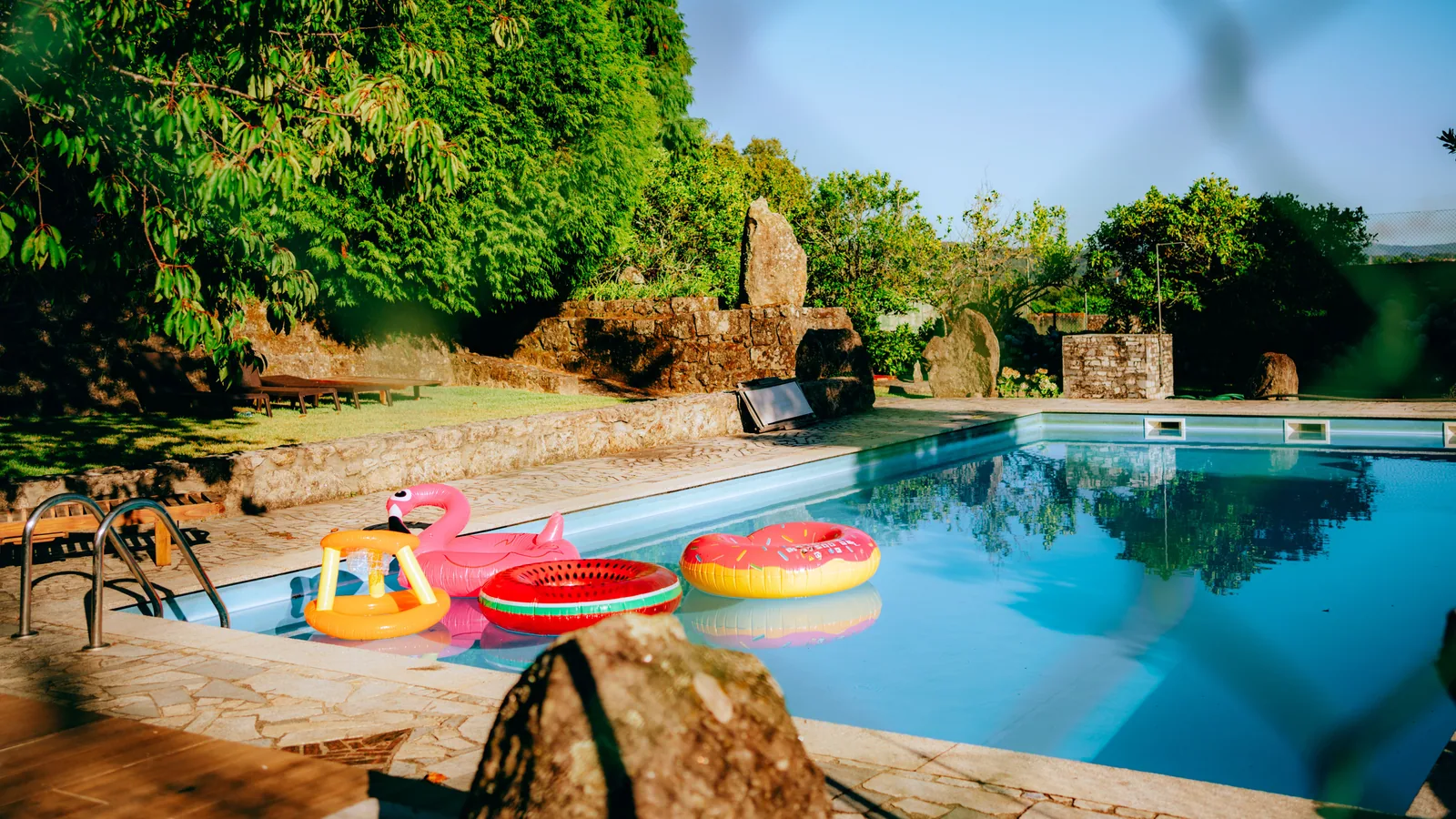 Piscine en vacances avec des enfants : ce qu&rsquo;on vérifie dès l&rsquo;arrivée pour ne rien laisser au hasard